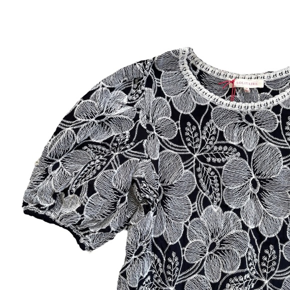 🌸 Solitaire Black & White Floral Embroidered Puff Sleeve Top NWT SZ M - Picture 3 of 6